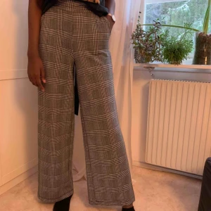  - Vida byxor från Gina Tricot. Använd fåtal gånger. Kan skicka fler bilder vid förfrågan. Köparen står för frakt😊