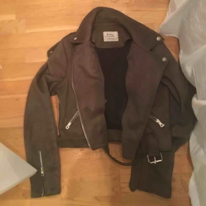  - En snygg och skön skinnjacka i mycket väl skick! Säljer på grund av att den är för liten. Så jackan är som en S, kostat 600kr säljer för 199 exklusive frakt!
