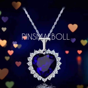  - INPLASTAD SILVERPLÄTERAD HALSBAND MED BLÅTT KRISTALLHÄRTA KAN BLI DIN. VÄLDIGT VACKERT HALSBAND BJUDER SJÄLVKLART PÅ EN PASSANDE GLITTRIG TYG ETUIET SE BILDER. BJUDER PÅ PORTOT