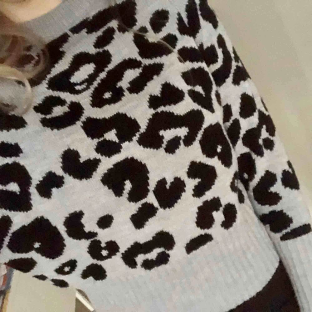 Stickad tröja med leopardmönster i nyskick. Använd endast en gång. Köparen står för frakt 🥰. Stickat.