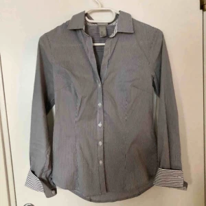  - Helt oanvänd skjorta från H&M i ett randigt mönster. Den är figursydd och sitter därför väldigt smickrande på kroppen. Köparen står för eventuell frakt 🥰