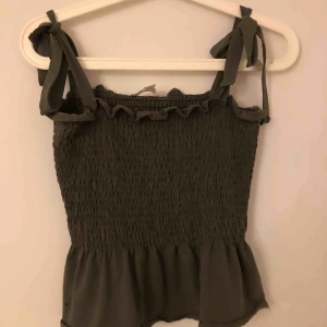  - Mörkgrönt linne från H&M, knyte på ärmarna. Köparen står för frakten💞