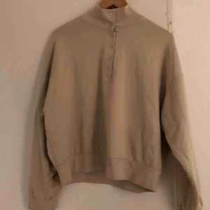  - Beige tröja med knappar från Weekday, använd en gång. Möts i Stockholm eller skickar mot frakt!