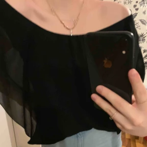  - En fin svart blus. Off shoulder med ett inbyggt svart linne och ett ”meshlager” över. Funkar både till vardag och fest, supermjuk och lagom varm!  Kan mötas upp i Växjö annars står köpren för frakt 💖