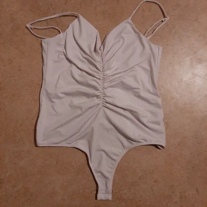  - Rosabeige body från BikBok. Stl M 50kr.
