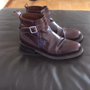 - Oxblodsfärgade Boots från Björn Borg i äkta skinn.

Mycket bra skick, slitsulan som kom på vid köpet har inte ens behövts bytas ut ännu. Sjukt snygga
