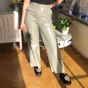  - Ljusgråa/gröna glänsiga skinn  byxor från Nastygal. Sjukt snygga men använder dem tyvärr inte✨ Storlek uk 10 så passar bäst som 38 