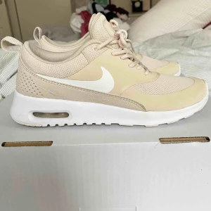  - Nike Air Max Thea i nude/beige, strl 37,5. Endast använda en gång, köptes 2017 för 999:- men är något för små för mig därmed behöver jag bli av med dem. Kan fraktas, köparen står för frakt.