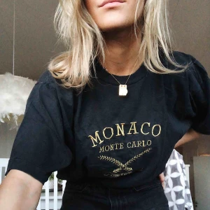  - Stor T-shirt som passar till allt. Riktigt skön och bekväm. Fraktar 