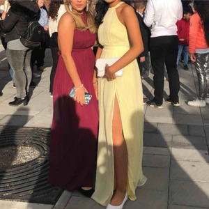  - Säljer min balklänning som är använd en gång för 450kr. Nypris ligger runt 900kr. Klänningen är nytvättad och är i ett otroligt bra skick då den bara är använd under en kväll. Fraktar och möts upp,50kr extra för frakt. Hör av er vid funderingar