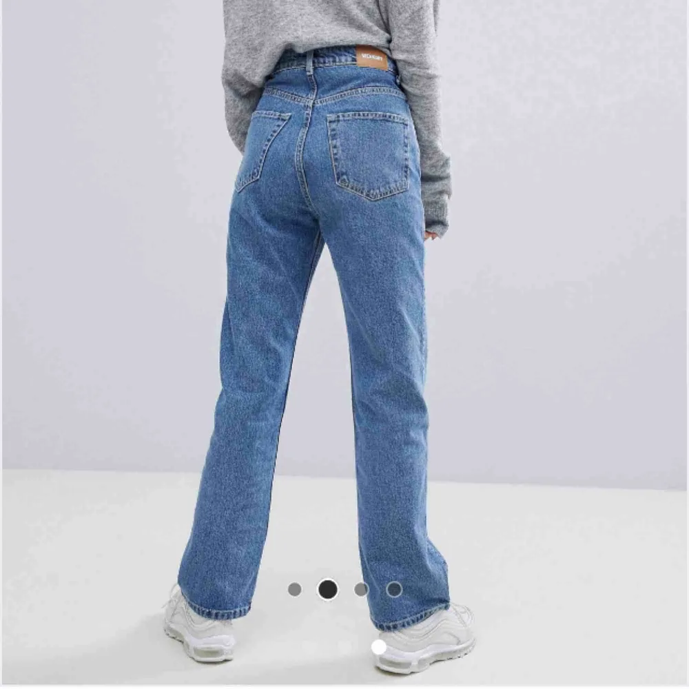Söker ett par liknade byxor för ett rimligt pris💓  Storlek 38/M🥰 Svarta eller blåa💓. Jeans & Byxor.