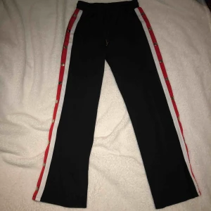  - Byxorna är i bra skick, står storlek L på byxorna men är egentligen XS/S 