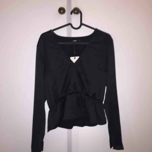  - Svart superfin blus från bikbok, endast provad och prislapp kvar! Säker pga fel strl för mig ☺️ köpare står för frakt.