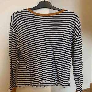  - Långärmad tröja, passar super bra tillsammans med jeans som har hål och ett par sneakers. Hör av dig för fler bilder! 