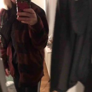  - rutig jacka från pullandbear (helt ny med prislapp på) i herrmodell men är i storlek S så sitter snyggt oversize, hör av dig 
