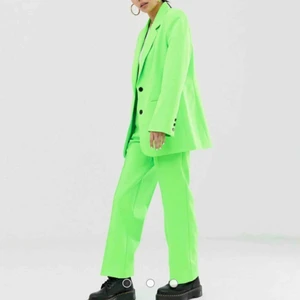  - Helt ny och oanvänd neon kavaj och byxa. Passar inte mig och kan därför bli svårt att prova för att visa, kan dock få på mig kavajen. Strl 36. Kan mötas upp i sthlm eller posta, frakt tillkommer isf 