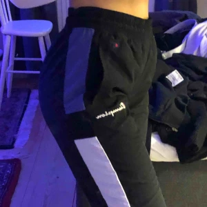  - Champion-mjukisar använda en gång. Assköna & nais men inte min stil:/ Jag e 1,67 & dom e bra längd på mig. Frakt ingår i priset! 🥰