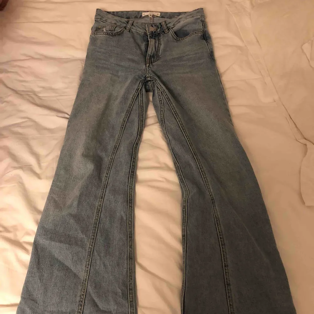 Dem populära jeansen från mango i storlek 34 dem är utsvängda och raka vid låren. Superskönt och fina men har tyvärr vuxit ur dem.. Jeans & Byxor.