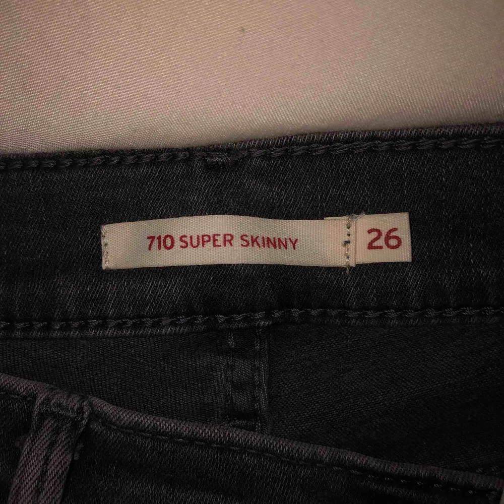 Jag tänkte nu sälja ett par jättefina Levi’s 710 super skinny jeans! Jättebra stick, använd 2 ggr! Det är storlek 26 men längden är jag inte säker på, dom är långa, jag är 168 och jag kan kavla upp dom. Priset kan diskuteras, köparen betalar frakten!. Jeans & Byxor.