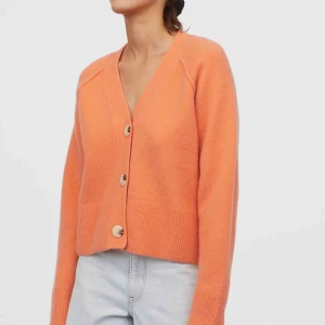 Orange stickad kofta - Orange stickad kofta, väldigt varm och skön med snygga guldknappar ❤️ assnygg med ljusa raka jeans