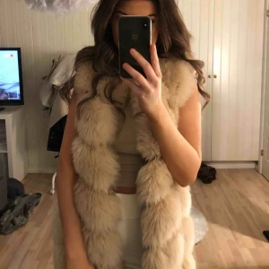  - Beige pälsväst lång. 