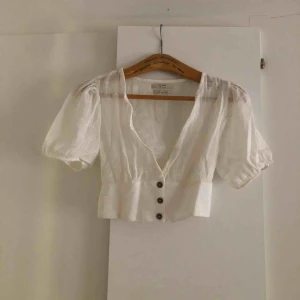  - Jättesöt croppad sommartopp. Supersnygg att matcha med ett par lösa jeans! Ena sömmen har gått sönder längst ner på ena ärmen, men funkar ändå. 