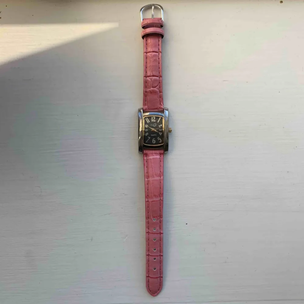 En fin rosa klocka från Quartz som inte fungerar i nuläget. Men går säkert att byta batteri, annars är den fin som accessoar. Water resistans. Frakt tillkommer. Kontakta mig gärna vid frågor🥰. Accessoarer.