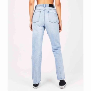  - oanvända momjeans från märket Neuw  storlek 27 men liten i storleken så passar 26   30 i längd   100% bomull   modellen heter macy, googla så finns massor av bilder 😊  1299kr nypris 😱