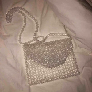 Pärlväska - Säljer min superfina pärlväska, endast använd vid två tillfällen så i princip oanvänd, säljer då jag har för många väskor. Tillkommer frakt på 60kr