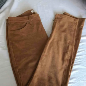  - Moca brunna super sköna och lätta byxor.  Dragkedja vid fötänderna. 
