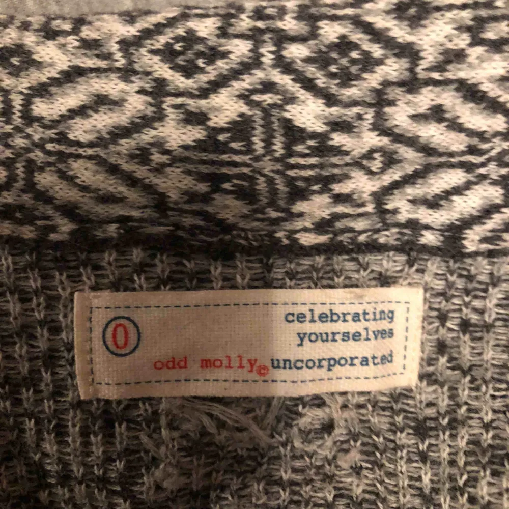 Jättefin kofta från Odd Molly, det har bara tillverkats en sådan tröja som jag har då min mamma jobbar där, den är alltså helt unik just denna. Väldigt bra skick, säljer då den är lite liten över brösten. Nypris är runt 1500kr, frakt kostar 60kr. Tröjor & Koftor.