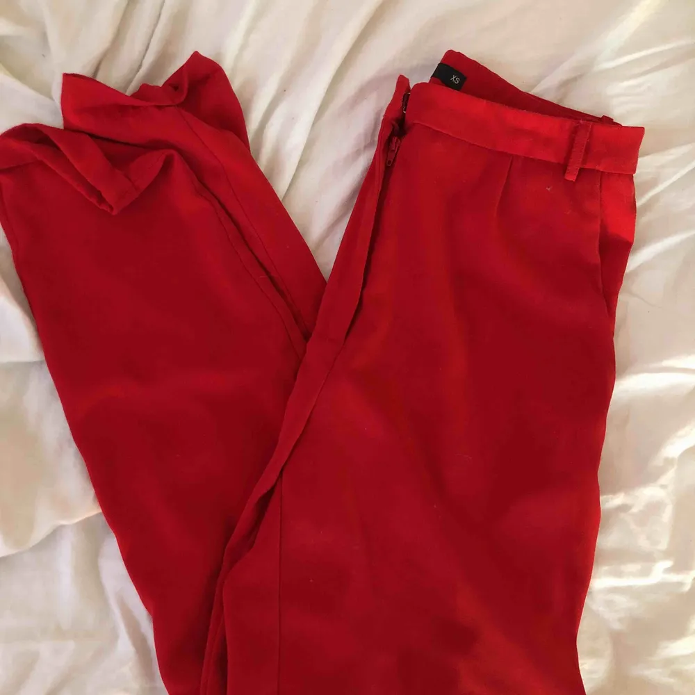 snygga röda kostymbyxor från BIKBOK! använda en gång!. Jeans & Byxor.