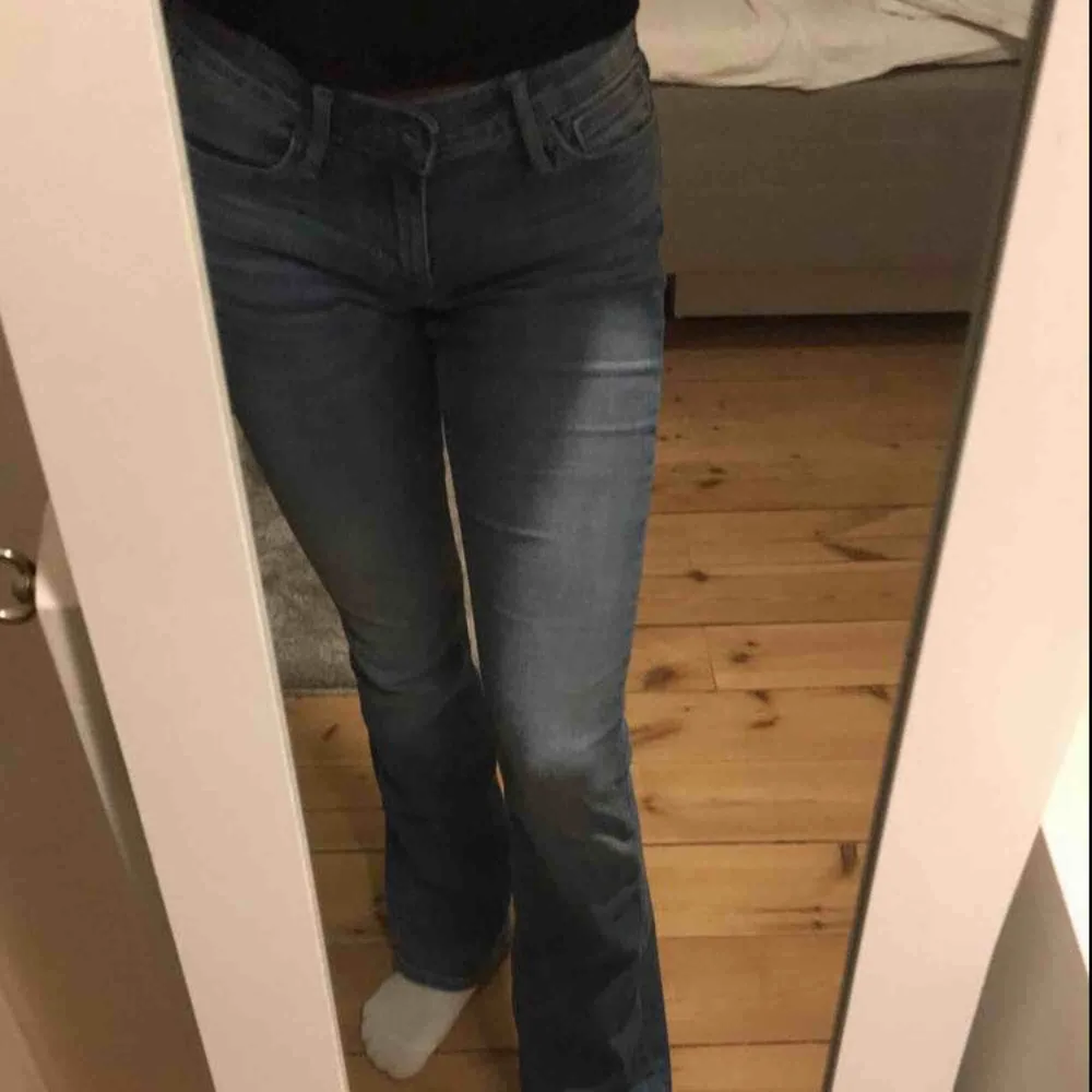 Säljer dessa fina ljusblåa bootcut jeans från crocker då jag inte använder dom längre💕 Är 163 cm lång, Köparen står för frakt!. Jeans & Byxor.