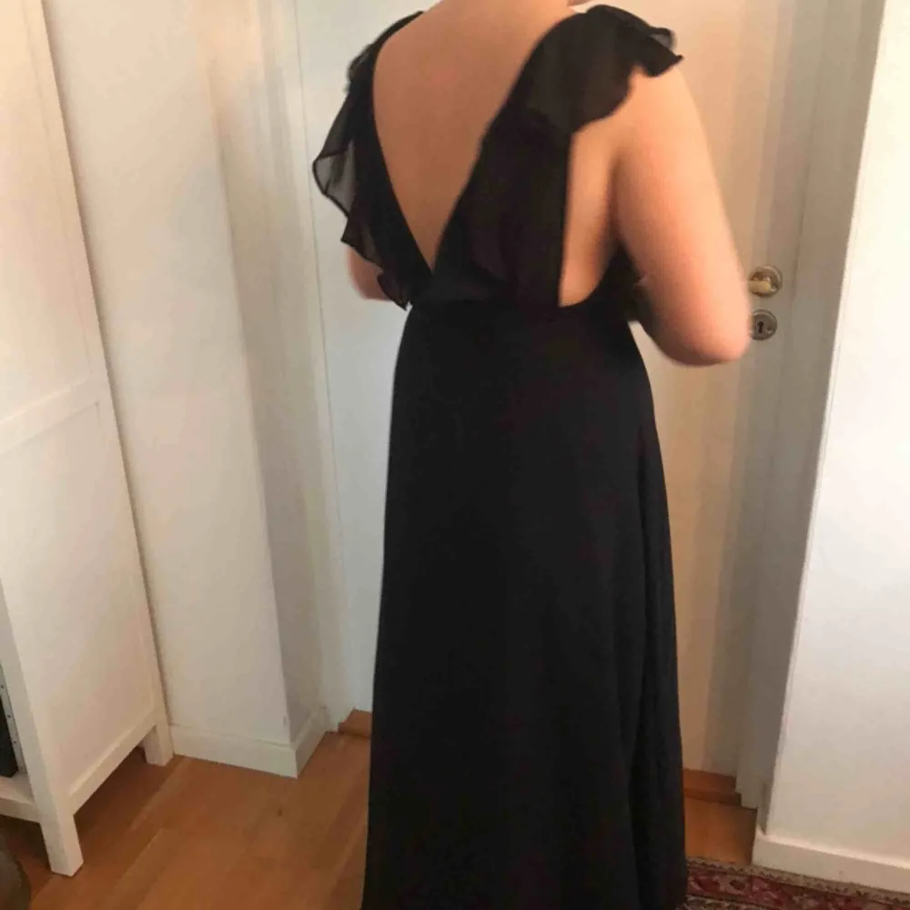 Jättefin svart balklänning, knytes själv så passar många olika storlekar. Endast använd vid ett tillfälle. Klänningar.