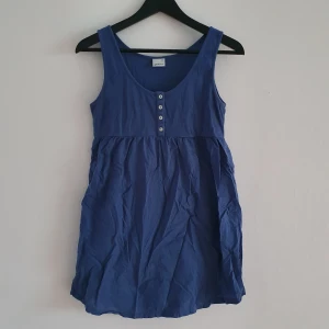 Sommarklänning från Gina - Frakt på 22kr tillkommer