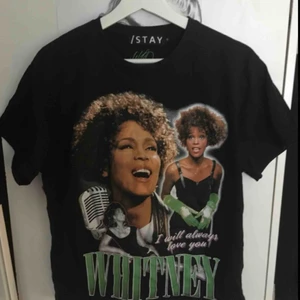  - T-shirt köpt på carlings, använd typ 3 gånger. Står storlek M men skulle säga att de är S