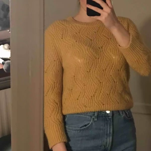  - En super fin gul stickad tröja från weekday! Köpt för 400kr säljer för 100kr + frakt 