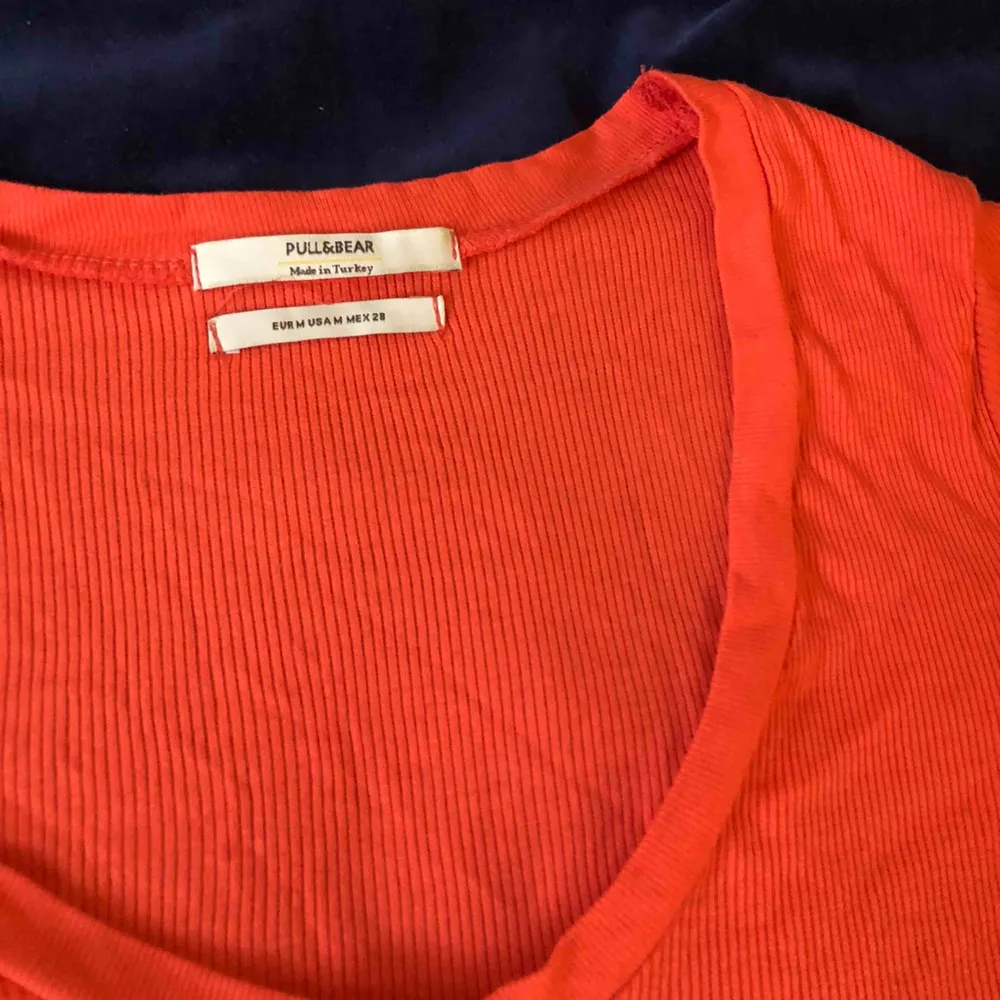 En jätte fin orange croppad t-shirt från bull & bear som tyvärr har blivit för liten och kort för mig. Den är i bra skick då jag har bara använt den ett fåtal gånger . T-shirts.