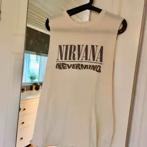 Jättesnygg klänning/linne med Nirvana. Aldrig använd! 🌸 Finns i Kalmar men kan fraktas, skriv för med detaljer, bilder och fraktpris 🌸