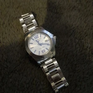 Longiness Watch Lady - Fin damklocka från Longiness. Behöver bytas batteri.  Annars fint okej skick. Finns lite repor.  Säljer enbart då vi behöver pengar :/ Annars skulle jag behålla den.