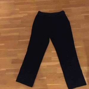  - Svarta Manchester byxor ganska stora