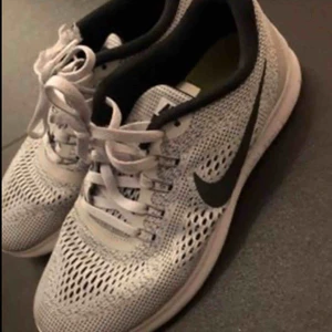  - Free run nike i vit färg. 