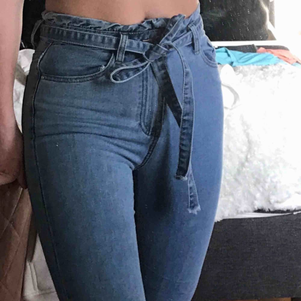 Lite kortare jeans (slutar ovanför ankeln?) som e skitsnygga men lite för små för mig. Har vanligtvis 36 i byxor. Som ni ser e alla lappar kvar så endast provade. . Jeans & Byxor.