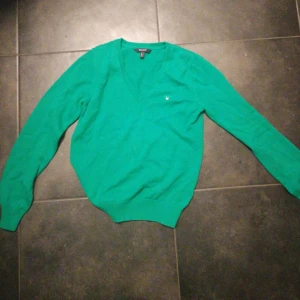  - Fin v-ringad tröja från GANT. Perfekt till våren och sommaren, använd 2 gånger. 