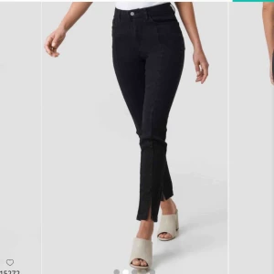  - Ett par svarta jeans från nakd med en slits längts ner.Knappt använda.Köparen står för frakt!