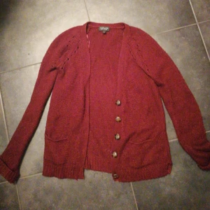  - Säljer en fin, vinröd, stickad cardigan från Topshop! :) Mysig och perfekt nu till vintern, jag hsr tyvärr växt ur den men älskar den! 