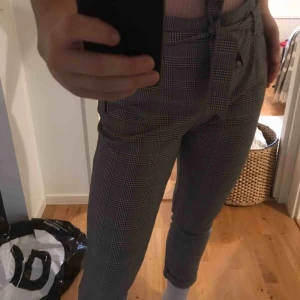  - Byxor från zara med knytning. Ankelkorta. Bra skick, använda ca 3ggr. Köparen står för frakt