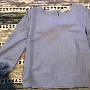  - Blå/vit randig blus med kortare ärmar, väldigt fin. Köparen står för frakt.
