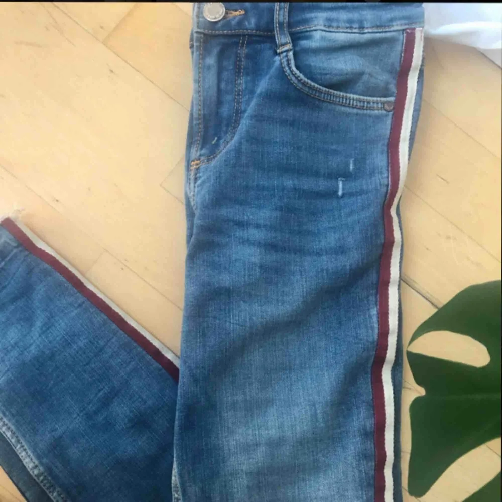 Säljer dessa söta jeans från Zara som behöver ett nytt hem🥺 Köpta i höstas och använt ett fåtal gånger! Frakt inkluderat i priset:). Jeans & Byxor.