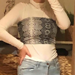  - Tank topp i orm print! Aldrig använt! Frakt kan tillkomma, kan också mötas upp i Stockholm.